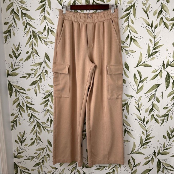 Old Navy Women's Dynamic Fleece High Waist Wide Leg Cargo Sweatpants. Medium. - Picture 1 of 7